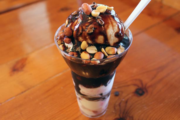 MoomersCreameryTraverseCityTinRoofSundae